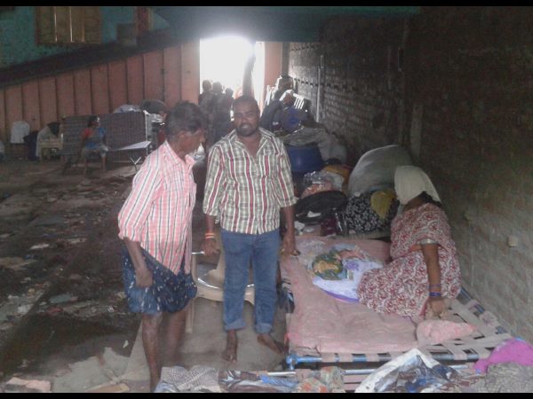 నిరాశ్రయులయ్యారు