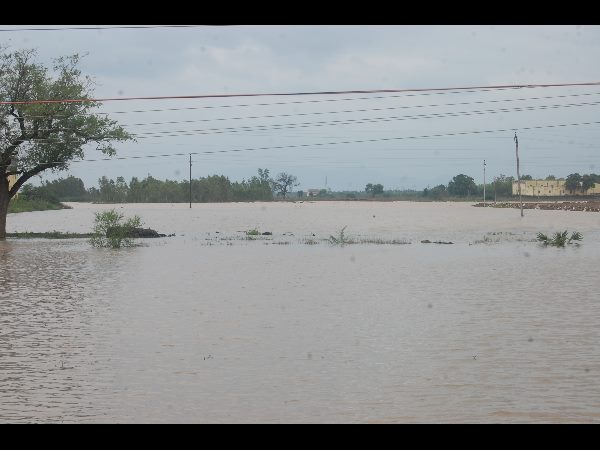  పొంగిపొర్లిన వాగులు, వంకలు