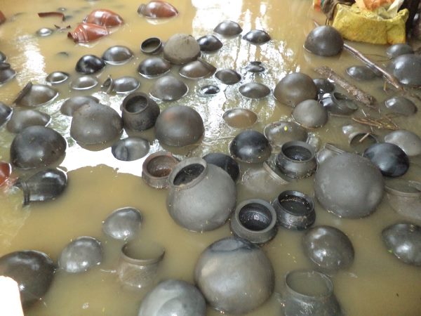 వరద ప్రవాహంలో కుండలు