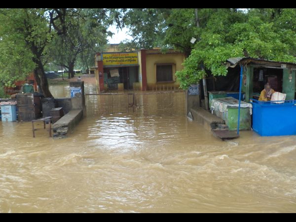 చుట్టుముట్టిన జలం