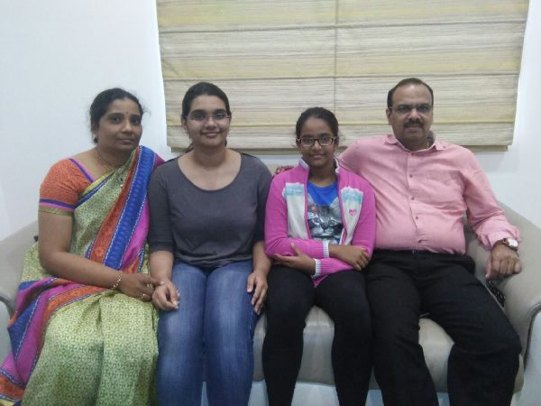 కుటుంబ సభ్యులతో కావ్య