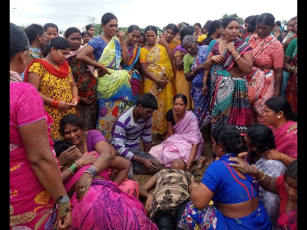 కుటుంబసభ్యుల రోదనలు