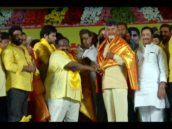  అమరావతికి చంద్రబాబు రక్షణ కవచంగా ఉన్నారు