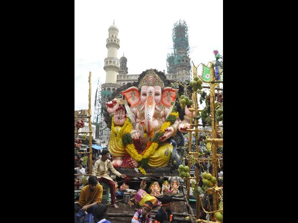  అడుగడుగునా పోలీసులు