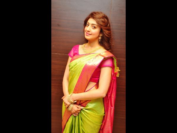 చీరతోనే అందం