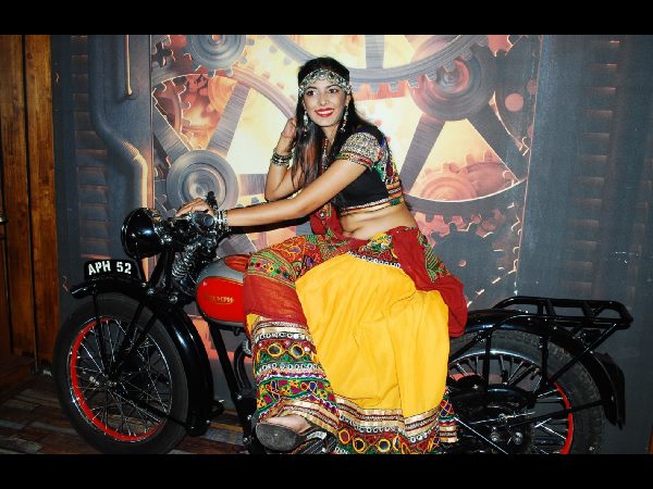 బైకెక్కిన అందం