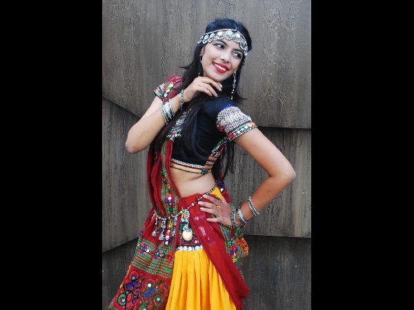 హొయలు పోయారిలా..