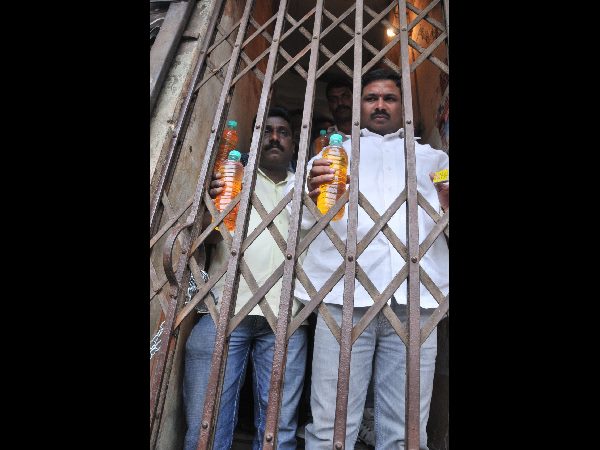  తాళాలు పగులగొట్టి