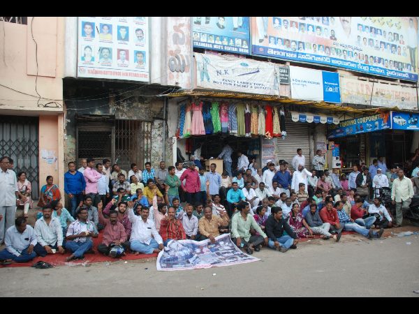 కేటీఆర్‌తో ప్రకటన చేయించాలని డిమాండ్