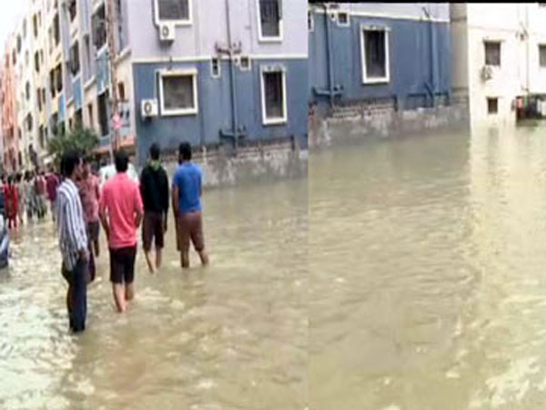 చెరువులకు గండ్లు