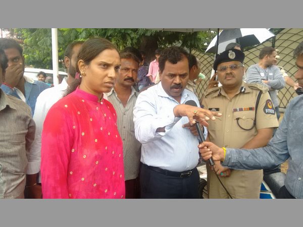 పరిశీలిస్తున్న అధికారులు పరిశీలిస్తున్న అధికారులు