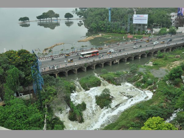 హుస్సేన్ సాగర్ నుంచి నీటి విడుదల