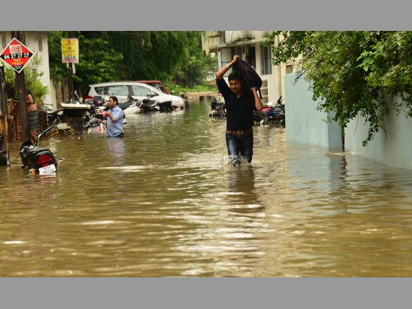 నీట మునిగిన కాలనీలు