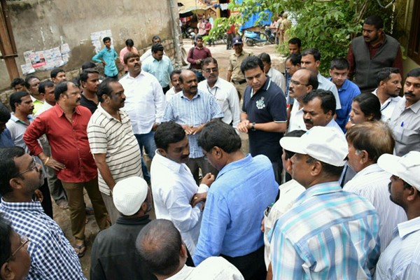 స్థానికుల కష్టాలను అడిగి తెలుసుకున్నారు