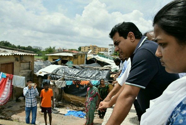 వర్షపు నీటిలో చిక్కుకున్న అపార్ట్ మెంట్లు