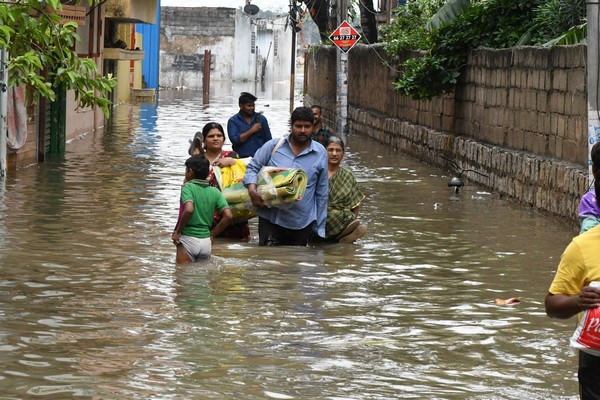 లుంబినీ పార్కులోకి చొచ్చుకొచ్చిన వరద నీరు
