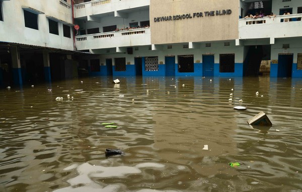 రోడ్లు జలమయం..