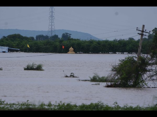 పొంగిపొర్లుతున్న వాగులు