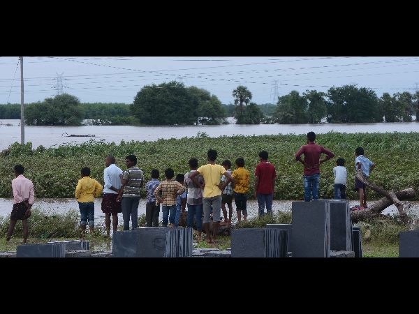 కొట్టుకుపోయిన అప్రోచ్ రోడ్డు