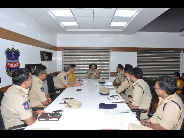 పాలు, బ్రెడ్, చాయ్ బిస్కట్లు