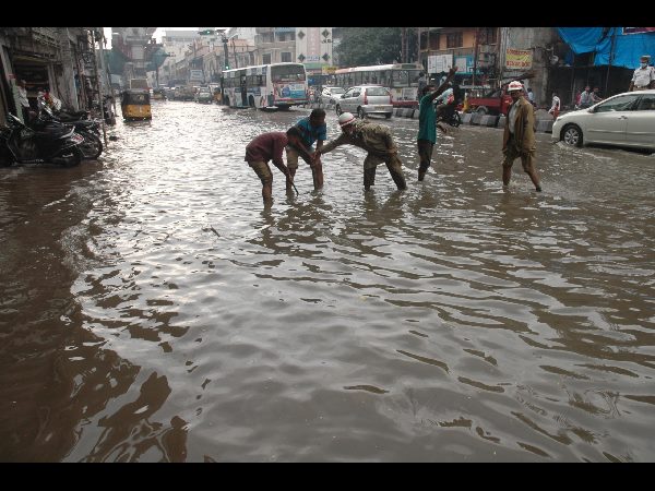  రెయిన్ ఎమర్జెన్సీ: హుస్సేన్ సాగర్‌కు పెరుగుతున్న వరద, ఆందోళన (పిక్చర్స్)