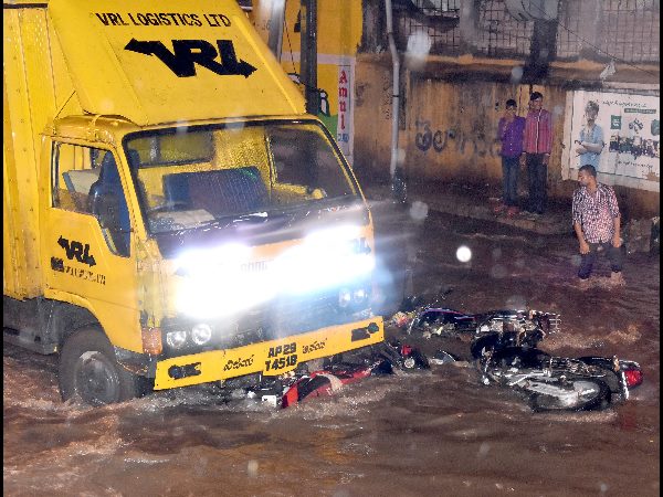 హైదరాబాద్ ట్రాఫఇక్ పరిస్థితిపై సమీక్ష