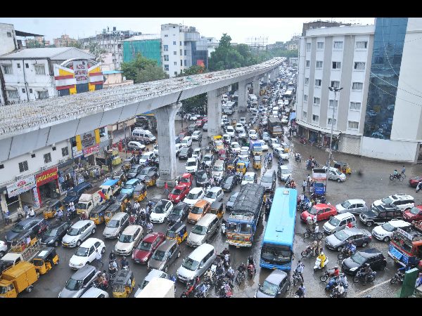 అపార్టుమెంట్లలో నీరు తోడేస్తున్నారు