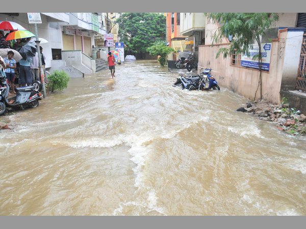 నదిని తలపిస్తున్న నగరం