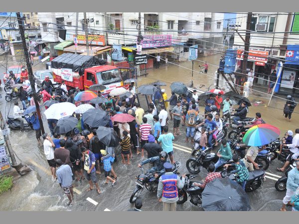 భాగ్యనగరం అతలాకుతలం