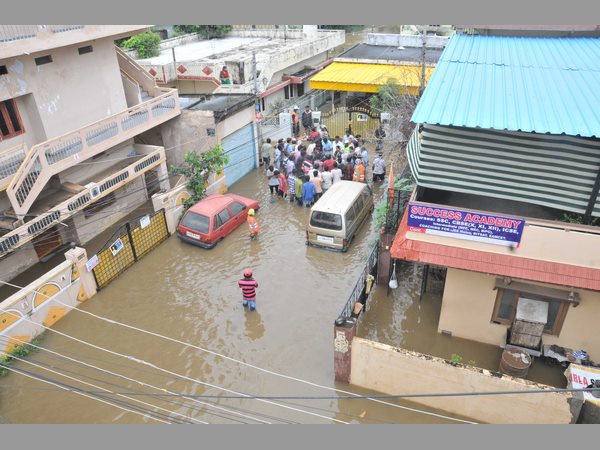 మెట్రో రైలు ఎఫెక్ట్.. ఎల్ అండ్ టీ పై చర్యలు తీసుకోవాలని ఆగ్రహం