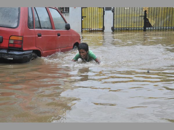 ఓ వైపు ఇబ్బంది, మరోవైపు సంతోషం