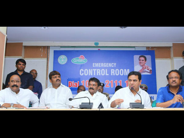 స్థానికుల సమస్యలు అడిగి తెలుసుకున్న మంత్రి కేటీఆర్ స్థానికుల సమస్యలు అడిగి తెలుసుకున్న మంత్రి కేటీఆర్