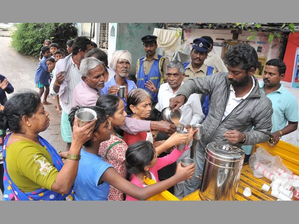 బస్తీలు నీట మునిగాయి...