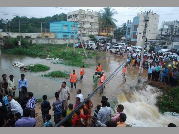జలదిగ్భంధం, ఆహారం పొట్లాలు....
