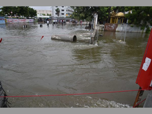  అదుపు తప్పి బ్రిడ్జి గోడను ఢీకొట్టింది