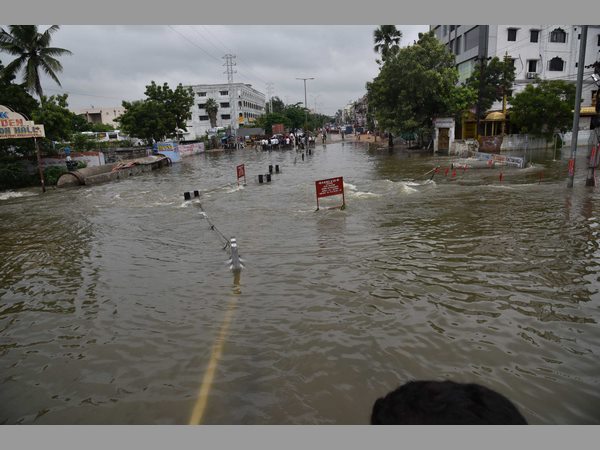 వరద నీటిలో చిక్కుకున్న స్కూలు బస్సు