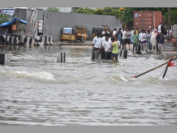 స్థానికుల అప్రమత్తతతో విద్యార్థులకు తప్పిన ముప్పు