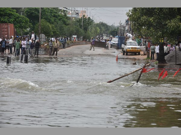 వరద నీటిలోనే ఆల్విన్ కాలనీ
