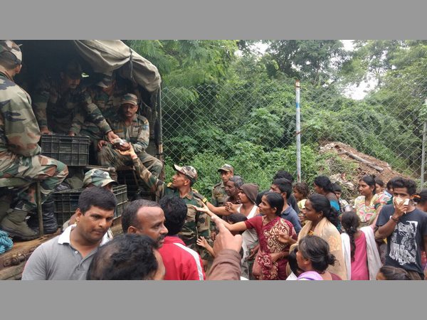 నిజాంపేట బండారి లే అవుట్లో ఆహార ప్యాకెట్లు, మెడికల్ కిట్లు