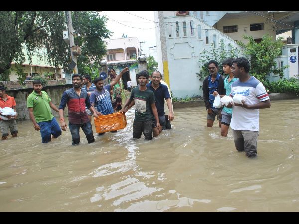 పడవల్లో సాయం