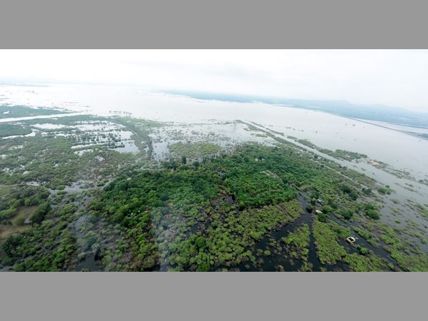 కూలీలను రక్షించేందుకు రంగంలోకి హెలికాప్టర్