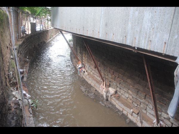  డాక్యుమెంట్లు చూపించి మరీ కూల్చుతున్న అధికారులు