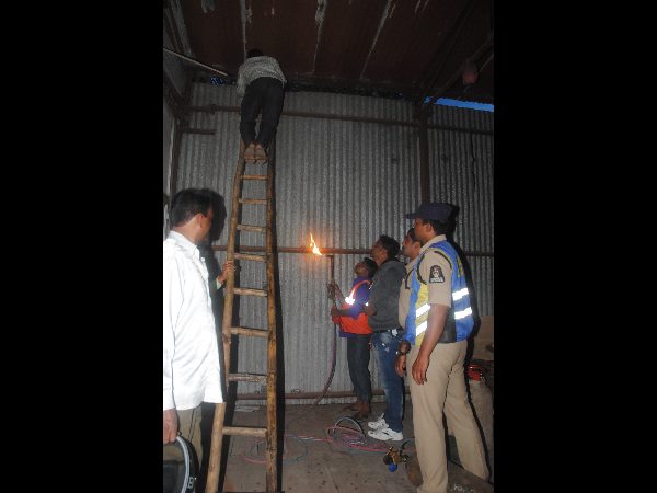  ఎల్‌పిజి గ్యాస్ నిర్మించిన అక్రమ కట్టడం కూల్చివేత