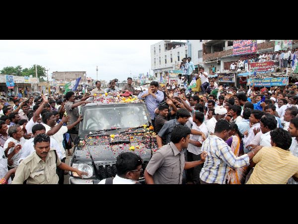  నేల మీదకు రండి. రైతుల కష్టాలను చూడండి