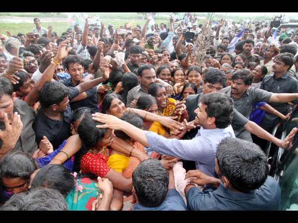 రైతుల నోట్లో మట్టి కొట్టిన చంద్రబాబు 
