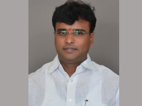 ఎమ్మెల్యే సమక్షంలోనే కూల్చివేత