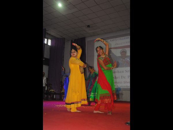 అలరించిన నృత్యాలు