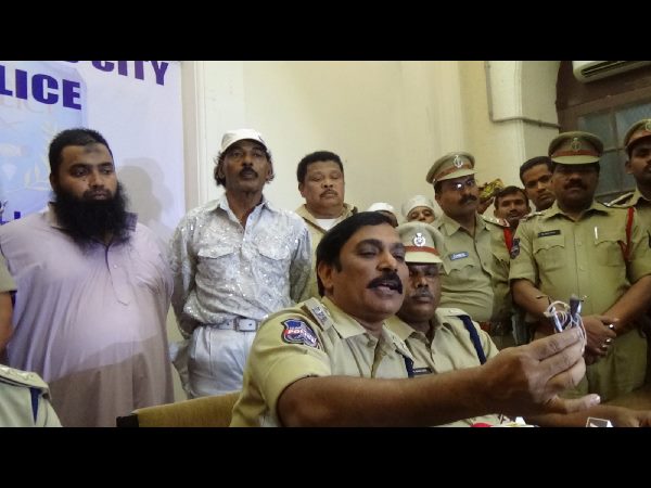  కువైట్ వెళ్లిన కుటుంబాన్ని టార్గెట్ చేసుకుని...