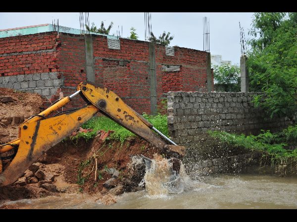  ఆక్రమణల గురించి విమర్శలు చేస్తూనే..