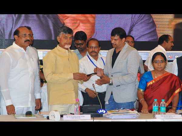 ఆన్‌లైన్ ద్వారా ప్రజలకు వెసులుబాటు